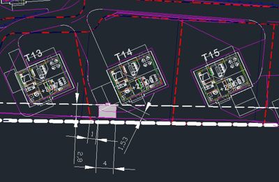 Etasjeplaner for tre boligenheter (T13, T14, T15) med romfordeling, dører og vinduer, samt dimensjoneringslinjer for en vei eller gangvei foran.