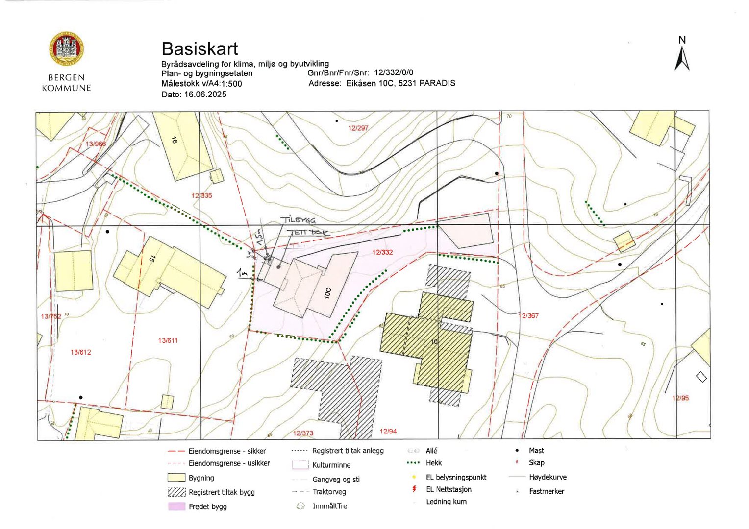 Basiskart (tomteplan) som viser bygningers plassering, eiendomsgrenser, høydemålerlinjer og infrastruktur i et område.