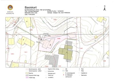 Basiskart (tomteplan) som viser bygningers plassering, eiendomsgrenser, høydemålerlinjer og infrastruktur i et område.