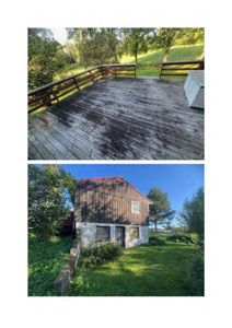 Fotografier av en hytte med en terrasse i øvre del og selve hytten i nedre del.