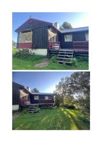 To foton som viser en svart og rød hytte sett fra ulike vinkler. Øverste bilde viser fronten med veranda og trapp, nederste bilde viser siden og hagen.