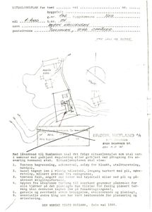 Situasjonsplan for en tomt med angivelse av bygningens plassering, høydekontur, nabogrenser og orientering.