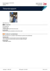 Et fotografi av en skjev eller deformert mur på en bygning, tatt i vinterforhold med snø på bakken.