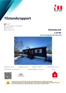 Fotografi av en enebolig med blå fasade og hvit grunnmur, tatt i vinterforhold med snø på bakken.