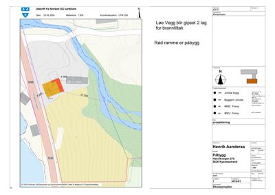 Situasjonsplan som viser bygningens plassering i forhold til vei, elv og nabolag.