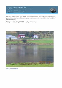 Fotografi av et hus (markert med lilla sirkel) sett fra vannet, med tekst om marine strandavsetninger og kvikkleireskred.