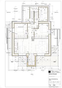 Etasjeplan (arbeidssteikning) som viser romfordeling, vegger, dører og vinduer for et hus.