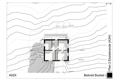 Situasjonsplan (Plan 2 Eksisterande) som viser eksisterende terrengform (konturlinjer) og bygningens plassering i forhold til dem.