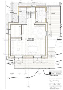 Etasjeplan (arbeidsteikning) som viser romfordeling, vegger, dører, vinduer og møblement for et hus.