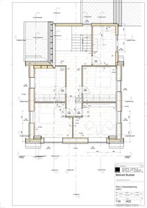 Etasjeplan (arbeidstegning) som viser romfordeling, dører, vinduer og mål for et hus.