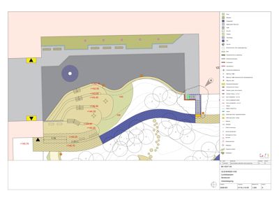 Situasjonsplan som viser terrengform, vegetasjon, stier og bygningers plassering på tomten.