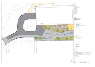 Situasjonsplan som viser tomtens form, omgivende infrastruktur (veier, stier), terrengform (konturer), vegetasjon og bygningers plassering.