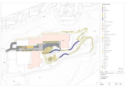 Situasjonsplan (overhøydeplan) som viser bygningenes plassering i forhold til terrenget, veier, vannløp og vegetasjon.