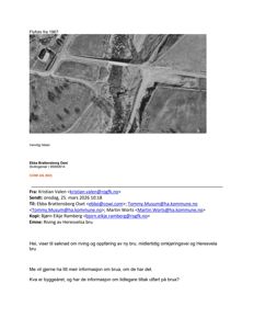 Et svart-hvitt flyfoto fra 1967 som viser en vei og et område med vegetasjon og muligens en bygning.