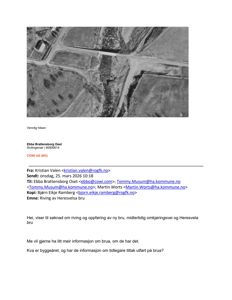 Flyfoto eller satellittbilde av et område med vei, felt og en bygning.