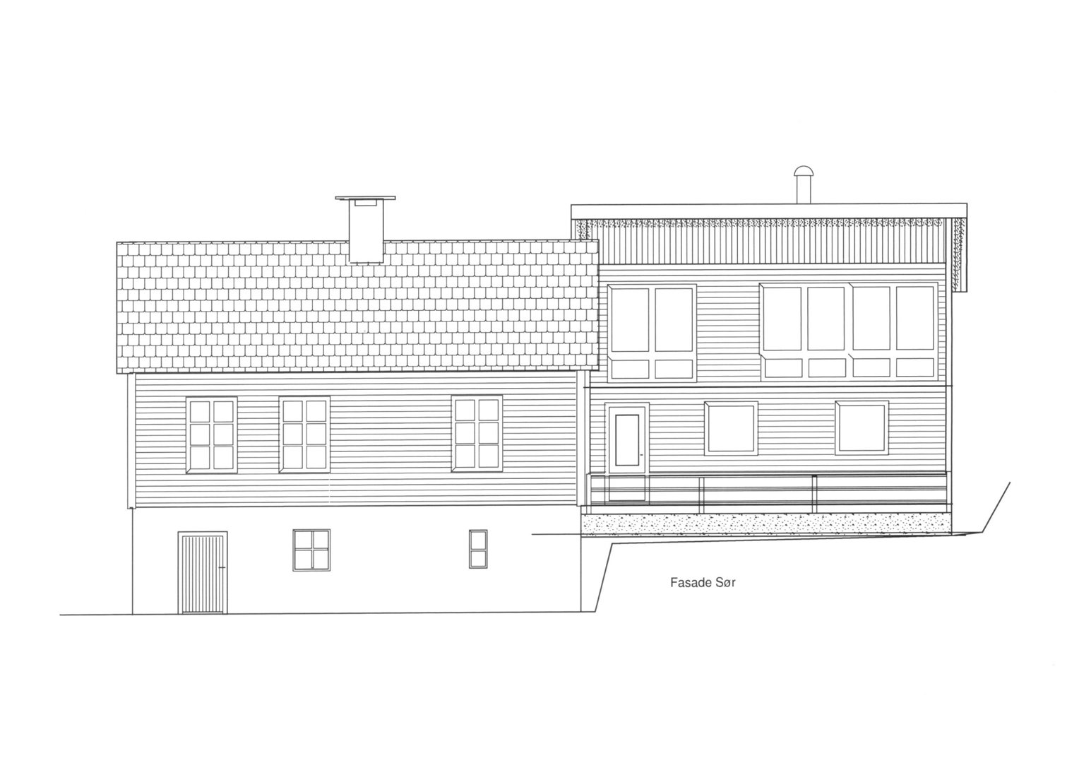 Fasadetegning som viser bygningens ytre utseende sett fra sør (Fasade Sør), inkludert vinduer, takform og materialer.