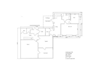 Etasjeplan (oversiktsplan) for en eksisterende bygning med planlagt tilbygg. Planen viser romfordeling (stove, kjøkken, bad, bod, gang, arb. rom), dimensjoner og en skisse av inngangsparti.