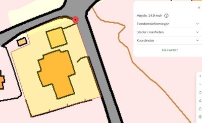 Kartutsnitt som viser eiendomsgrenser, bygningssilhuett og eiendomsinformasjon (høyde, koordinater).