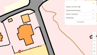 Kartutsnitt fra et digitalt kartsystem (sannsynligvis Kartverket) som viser eiendomsgrenser, bygningssilhuett, veier og eiendomsinformasjon.