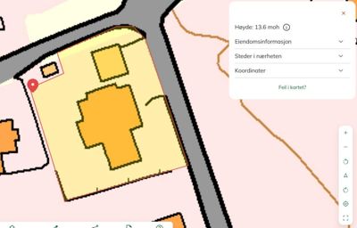 Kartutsnitt fra et digitalt kartsystem (sannsynligvis Kartverket eller lignende) som viser eiendomsgrenser, bygningssilhuett og eiendomsinformasjon.