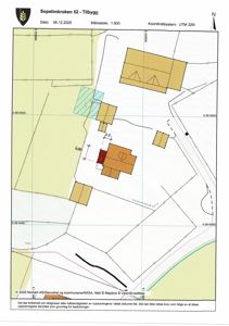 Situasjonsplan som viser tomtens grenser, eksisterende og planlagte bygninger, samt koordinatsystem (UTM 32N) og målestokk (1:500).