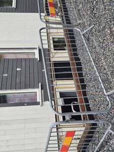 Fotografi av en bygning under oppføring eller renovering, med fokus på fasaden og grunnmur.