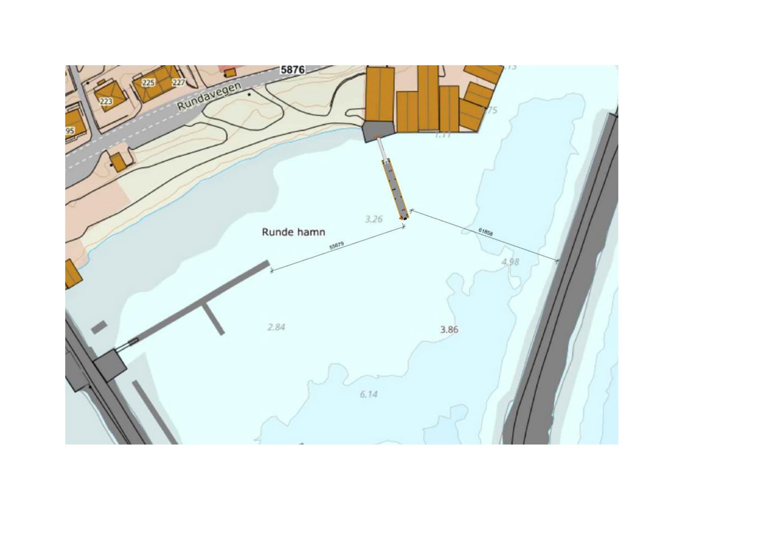 Situasjonsplan som viser bygningers plassering i forhold til 'Rundavegen' og 'Runde hamn', samt vannkvaliteter og dimensjoner.