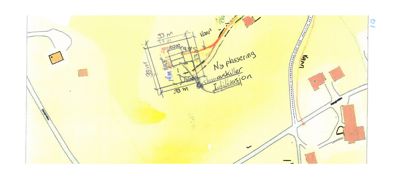 Situasjonsplan som viser bygningens plassering på tomten i forhold til nabolag og veier.