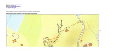 Situasjonsplan som viser tomtetoppografi, vegforløp og plassering av bygninger.