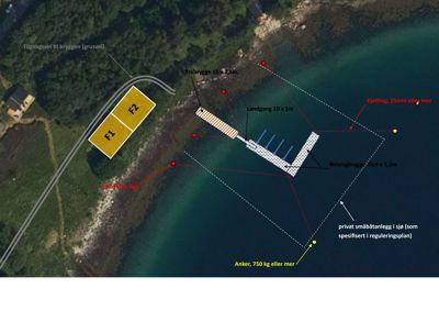 Situasjonsplan som viser plassering av to brygger (trebrygge og betongbrygge), landgang, anker og kjetting i forhold til en eksisterende grusvei og to tomtene (F1 og F2).