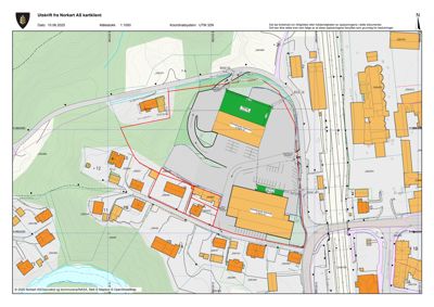 Situasjonsplan som viser tomtens grenser (rødt), eksisterende og planlagt bebyggelse, veier, og topografi.