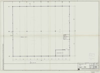 Etasjeplan (1. etasje) som viser romfordeling, dimensjoner og konstruksjonslinjer.