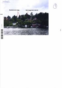 Fotografi av eksisterende og planlagt bygning i et kystlandskap, med annotasjoner som peker på 'Eksisterende bygg' og 'Nytt bygg (bak trærne)'.