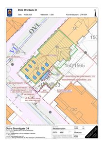 Situasjonsplan som viser tomtens grenser, eksisterende og nye bygninger, balkonger, takterrasser og omgivelser for Østre Strandgate 34.