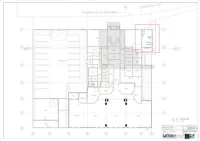 Plantegning av 1. etasje som viser romfordeling, vegger, dører og plassering av en ny nettstasjon.