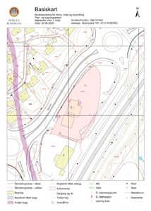 Situasjonsplan (Basiskart) som viser eiendomsgrenser, bygninger, høydekurver og infrastruktur for en tomt i Nyborg.