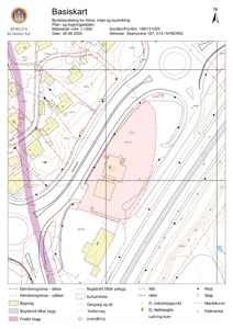 Situasjonsplan (Basiskart) som viser eiendomsgrenser, høydekurver, nabobygninger og infrastruktur for eiendommen på Asamyrene 167.