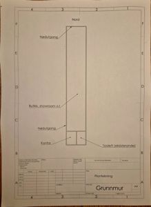 En plantegning (Plantekning) som viser romfordeling og funksjoner i et bygg, inkludert nødutganger, kontor og toalett.