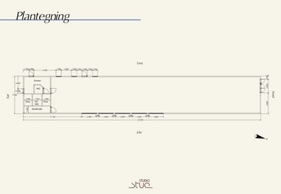 Etasjeplan (plantegning) som viser romfordeling, mål og orientering (N/S/V/O) for en bygning.