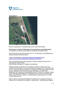 Et luftfoto (satellittbilde) av et utsnitt langs en fylkesvei, som viser en bygning, en vei og omgivelsene.