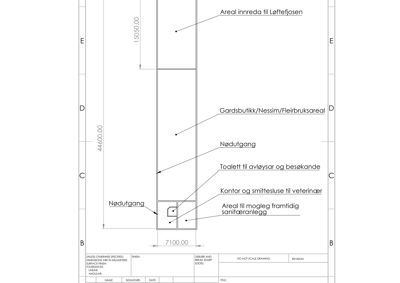 Etasjeplan som viser romfordeling, dimensjoner og funksjoner (kontor, nødutganger, toalett) i en bygning.