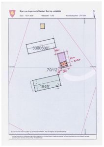 Situasjonsplan som viser tomtens grenser, plassering av bygninger (Bod og vedskåle) med mål og retning.
