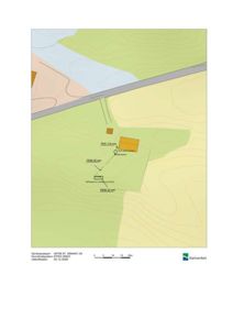 Situasjonsplan som viser tomtens topografi (konturlinjer), plassering av bygninger (gule felter), veier (grå bånd) og rørledninger (PVC og PE-rør) med tilhørende dimensjoner.