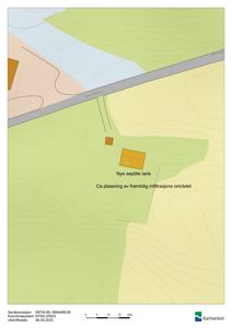 Situasjonsplan som viser tomtens terrengforhold (konturlinjer), ei eksisterende bygning, en planlagt ny septiktank og et framtidig infiltrasjonsområde.