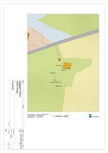 Situasjonsplan som viser tomtens form, topografi (konturlinjer), eksisterende veier, og plassering av nye bygg og vannledninger.