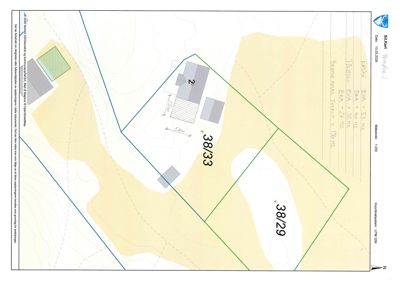 Situasjonsplan som viser tomtens grenser, bygningers plassering og høydemålinger.
