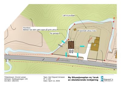 Situasjonsplan som viser tomtens beliggenhet, topografi, eksisterende og planlagte bygninger, veier og vannløp.