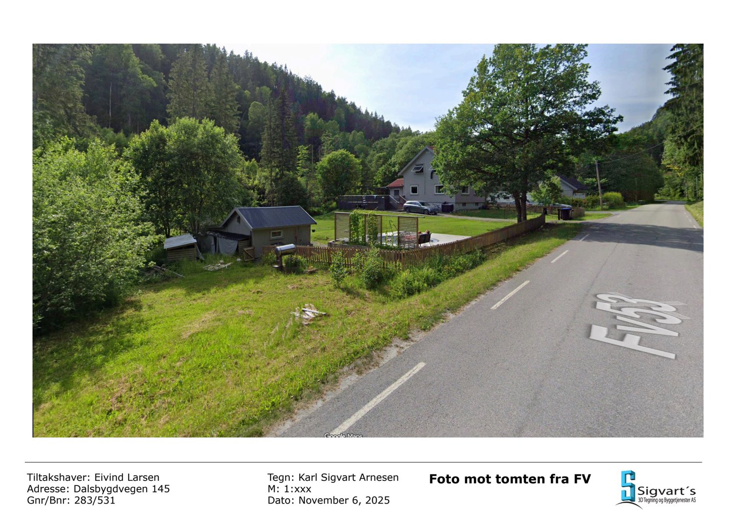 Fotografi av en tomt med eksisterende bebyggelse (hus, uthus) sett fra en vei (FV 58).