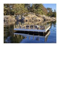 Fotografi av en ferdig eller nesten ferdig bygning (en liten kai eller plattform) på vannet, sett fra et fritt perspektiv.