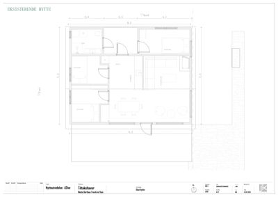 Etasjeplan for en hytte som viser romfordeling, dører, vinduer og mål.